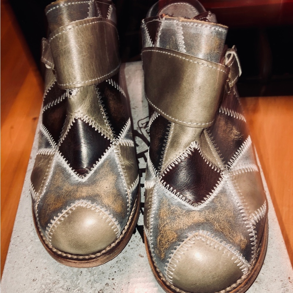 Freebird by Steven, Beetle Clogs in Grey.
